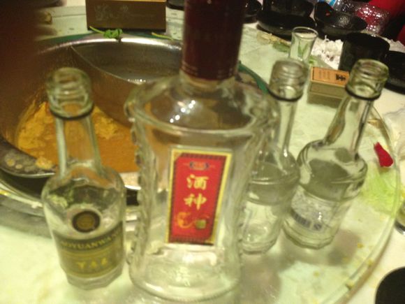 喝完白酒再喝啤酒有什么危害？啤酒跟白酒哪個危害大？