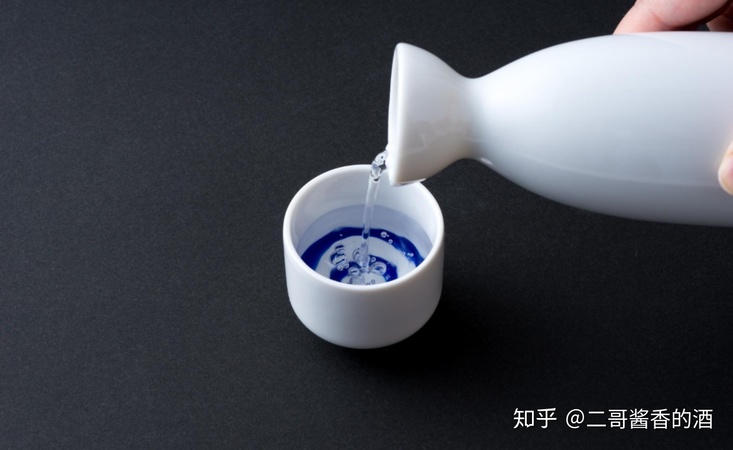 啤酒可以加白酒嗎(啤酒可以?xún)栋拙茊?