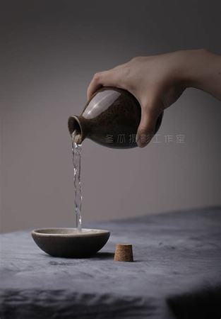 藍瓷瓶什么酒,穿藍色裙子顯出瓷瓶身材