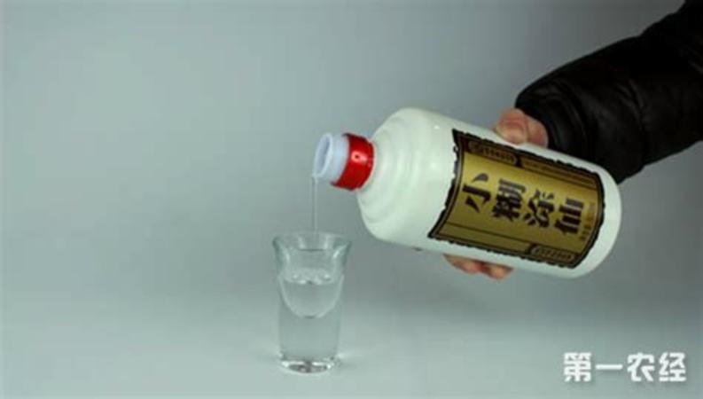 小糊涂仙西鳳酒哪個好,經(jīng)?；燠E酒局的朋友