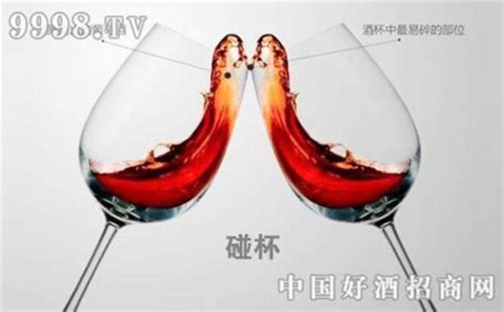 如何拿紅酒姿勢(shì)圖片,如何正確拿起一杯葡萄酒